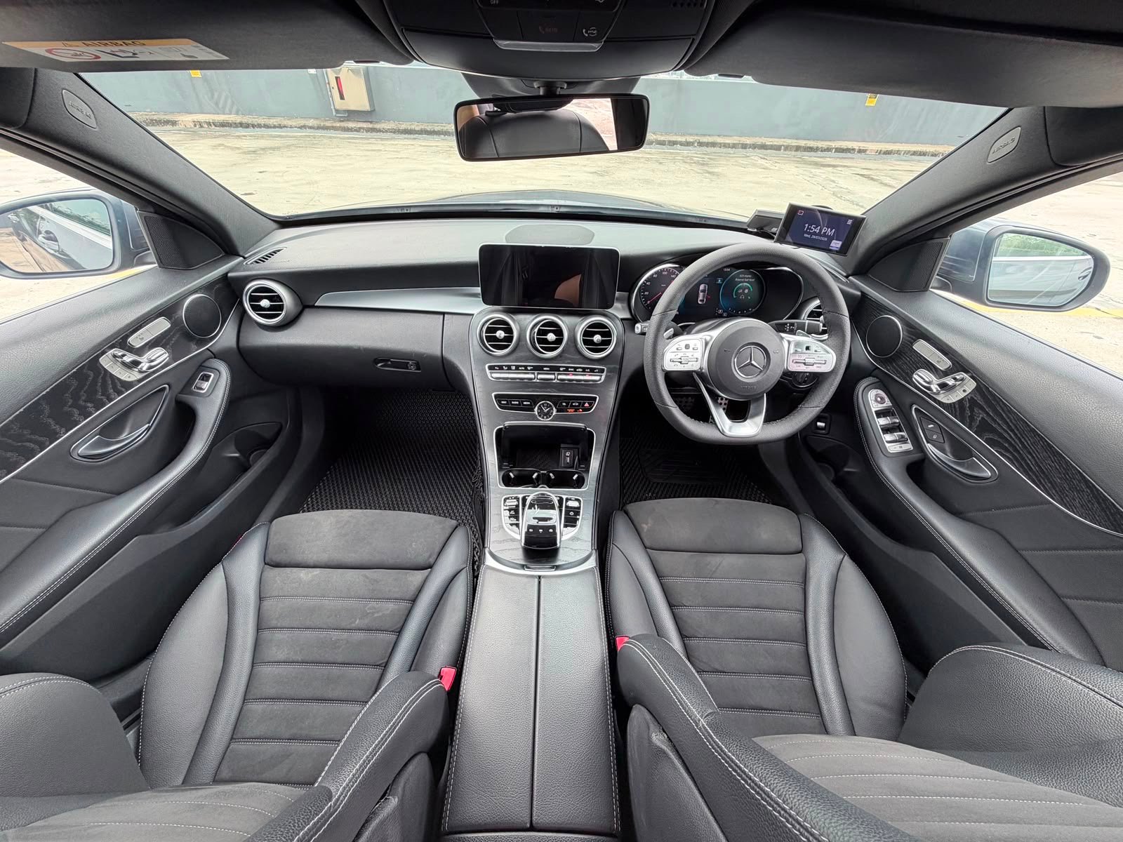 Mercedes-Benz C200 AMG Line photo 5